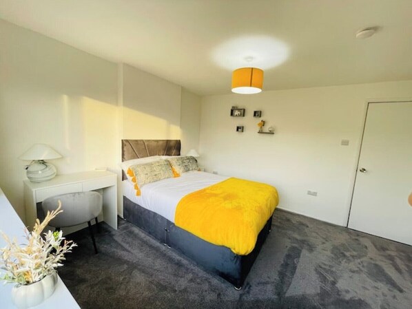 4 bedrooms, iron/ironing board, WiFi, bed sheets