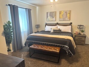 3 soverom, skrivebord, strykejern/-brett og reiseseng for barn