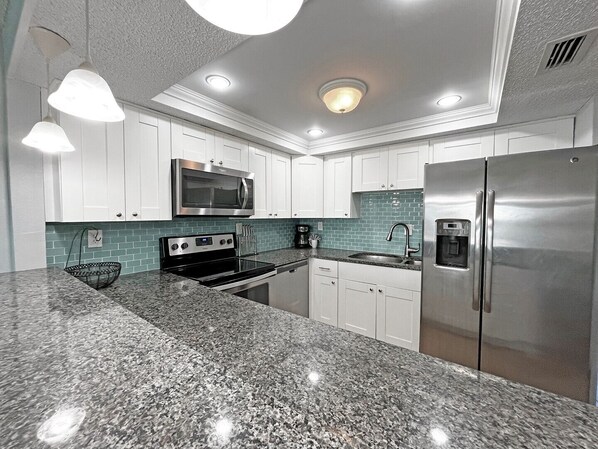 Fridge, microwave, oven, dishwasher - Pelican Inlet B111-Pet Friendly & Boat Parking (St. Augustine)