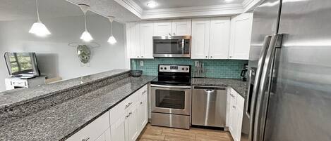 Jääkaappi, mikroaaltouuni, uuni, astianpesukone