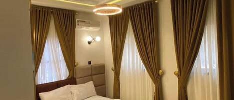 2 bedrooms, iron/ironing board, WiFi