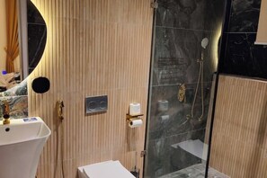 Dusche, Haartrockner, Bidet, Handtücher