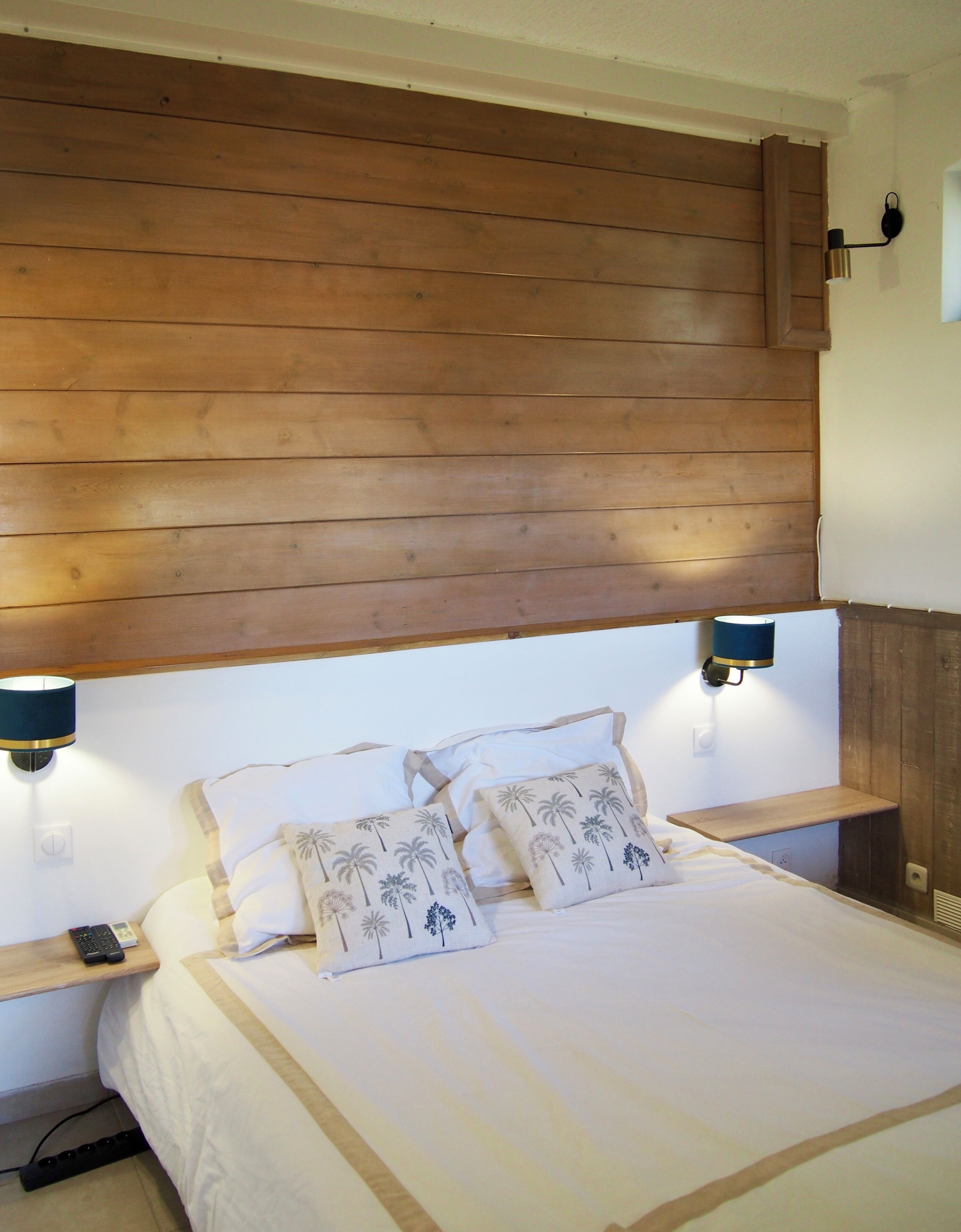 7 chambres, bureau, fer et planche à repasser, lit parapluie