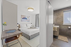 4 bedrooms, in-room safe, desk, iron/ironing board