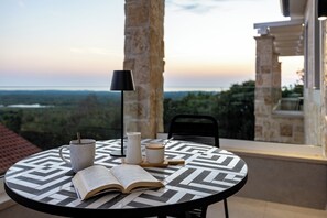 Dining - Unforgettable family moments & magical sunsets with breathtaking panoramic view (Kaštelir)