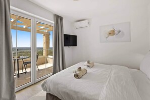 4 habitaciones, caja de seguridad en la habitación y escritorio 