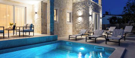 Outdoor pool, a heated pool