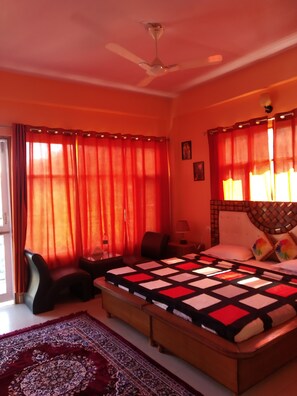 Espacio para trabajar con laptop y tabla de planchar con plancha