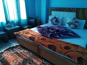 Klassieke eenpersoonskamer, balkon, uitzicht op bergen | Een laptopwerkplek, een strijkplank/strijkijzer, gratis wifi