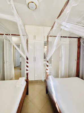 3 bedrooms, desk, iron/ironing board, travel crib