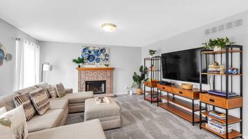 Nhà, 4 phòng ngủ | Khu phòng khách | Dịch vụ stream