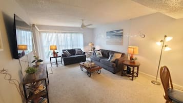 Condo, 1 Bedroom | Living area