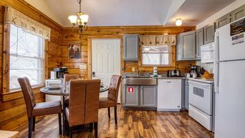 Hytte, 2 soverom | Eget kjøkken | Kjøleskap, ovn, kaffetrakter/tekoker og brødrister