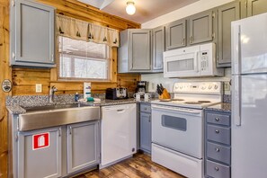 Cabin, 2 Bedrooms | Private kitchen | Fridge, oven, coffee/tea maker, toaster