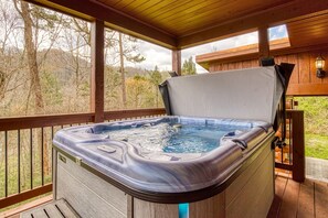 Outdoor spa tub - Greenbrier Woods 2 Bedroom Cabin (Gatlinburg)