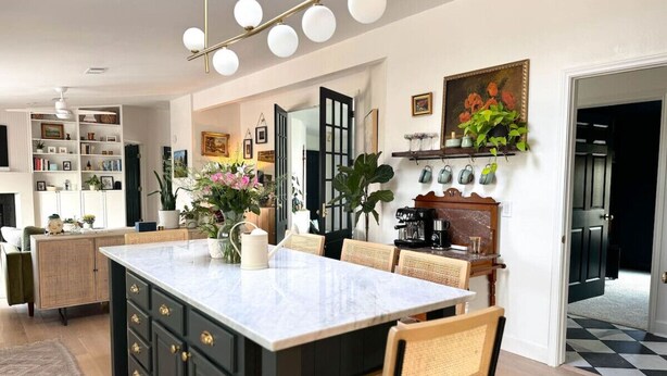 Una cocina moderna con una isla grande, armarios empotrados y una estación de café.