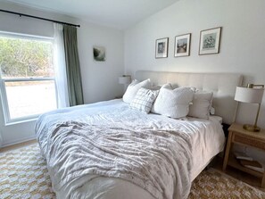 4 bedrooms, desk, iron/ironing board, WiFi - Fox Creek Cottage - Hill Country Retreat with Pool (Johnson City)