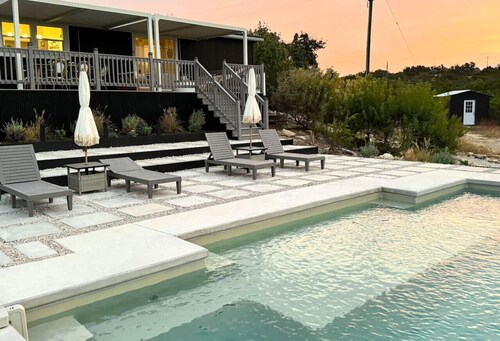 Fox Creek Cottage - Hill Country Retreat with Pool