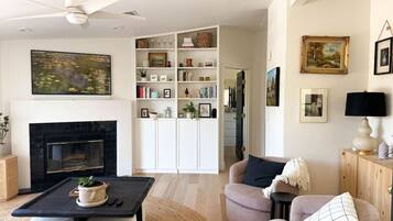 Una televisión, una chimenea, videojuegos, un reproductor estéreo