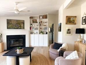 Télévision, cheminée, jeux vidéo, chaîne hi-fi