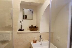 Bruser, hårtørrer, bidet, håndklæder