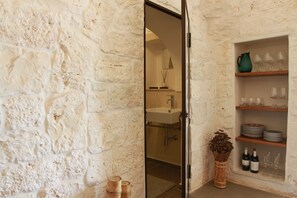 Bruser, hårtørrer, bidet, håndklæder