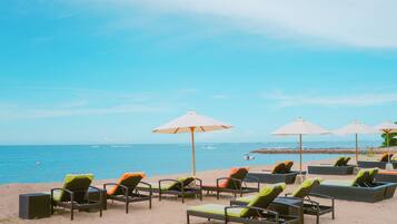 Plage privée, chaises longues, parasols, serviettes de plage