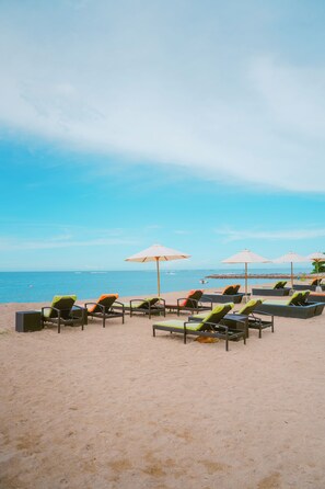 Privatstrand, Liegestühle, Sonnenschirme, Strandtücher