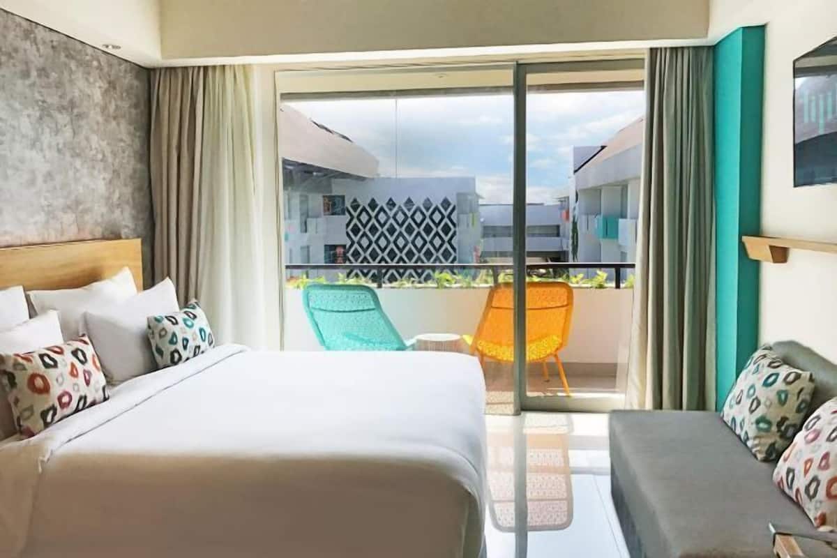 1 bedroom, premium bedding, desk, laptop workspace