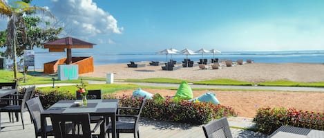 Playa privada, sillas reclinables de playa, sombrillas, toallas de playa