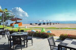 Playa privada, camastros, sombrillas y toallas de playa