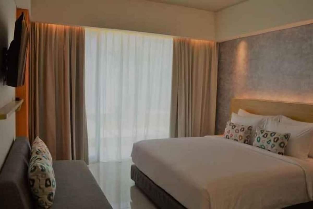 Premium bedding, pillow-top beds, in-room safe, desk