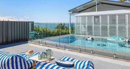 Vista Port Stephens - Luxurious Coastal Retreat with Heated Pool.