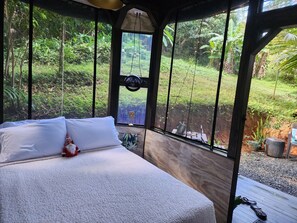 1 bedroom, bed sheets