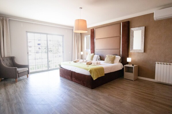 6 bedrooms, iron/ironing board, internet, bed sheets