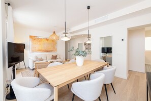 Deluxe Apartment, Sea View | Living area | 50-inch LCD TV with cable channels - Solaga - Gutenberg Beach (Málaga)
