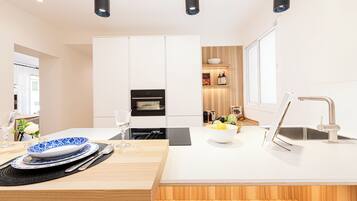 Departamento Deluxe, vista al mar | Cocina privada | Refrigerador con congelador, microondas, horno y parrilla de estufa