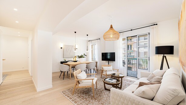 A spacious living room with a sofa, chairs, a dining table, and a TV. - Solaga - Gutenberg Beach (Málaga)