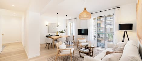 Apartament Deluxe, vistes al mar | Sala d'estar | Televisor LCD de 50 polzades amb canals per cable