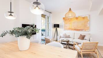 Departamento Deluxe, vista al mar | Área de sala de estar | Televisión LCD de 50 pulgadas con canales por cable