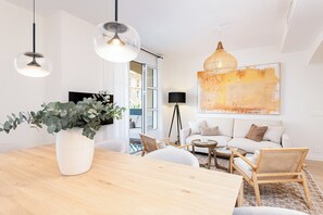 Departamento Deluxe, vista al mar | Área de sala de estar | Televisión LCD de 50 pulgadas con canales por cable 