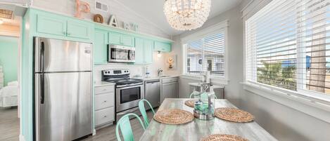 Frigorífico, microondas, horno y placa de cocina