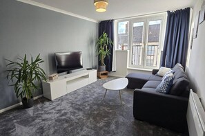 TV - Northampton Cozy Apartment Retreat (Northampton)