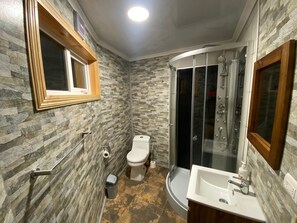 Cabin | Bathroom | Shower, towels, soap, toilet paper - Domos Frutillar (Frutillar)