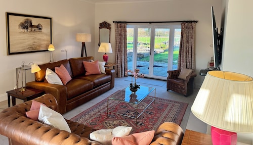 Spacious and Peaceful Annex, perfect for a couple or family with fireplace. 