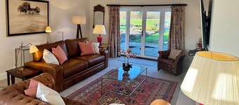 Spacious and Peaceful Annex, perfect for a couple or family with fireplace. 