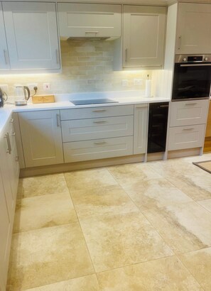 Fridge, microwave, oven, stovetop - Spacious and Peaceful Annex, perfect for a couple or family with fireplace. (Sawston)