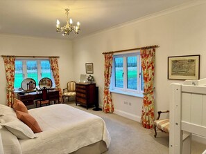 2 bedrooms, iron/ironing board, travel cot, WiFi - Spacious and Peaceful Annex, perfect for a couple or family with fireplace. (Sawston)