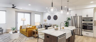 Designer Poolside 3BR - Golf Course & Mtn Views