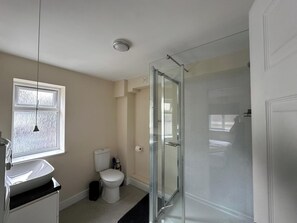 Apartamento | Banheiro | Chuveiro, produtos de toalete grátis, secador de cabelo 